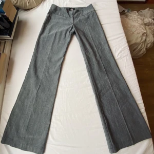 lågmidjade kostymbyxor  - Riktigt snygga kostymbyxor, jätte najs material och sitter lågt<3 fin färg till hösten! Storlek 38 men sitter mer som s. Midjemått: 36-37 innerbenslängd: 80 💘buda privat💘