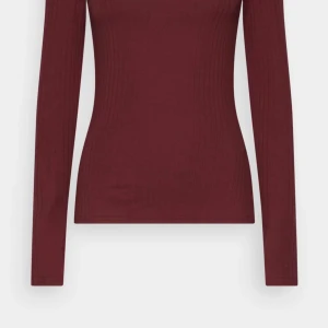 Röd långärmad tröja  - Oanvänd, prislapp kvar. Detta då den är lite för stor för mig. Jag är en xs å tröjan är S. Lätt ribbad i tyget. 