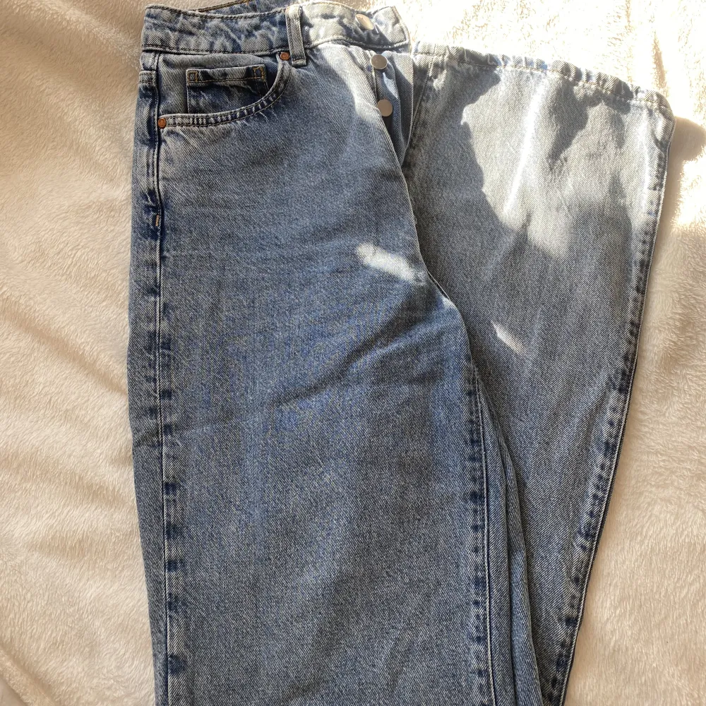Jeans från bikbok Väl använda men i bra skick💗 Dyra i inköp, säljer då de inte passar längre. Jeans & Byxor.