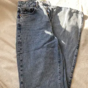 Jeans från bikbok Väl använda men i bra skick💗 Dyra i inköp, säljer då de inte passar längre