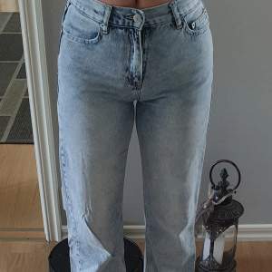 Säljer dess snygga jeans från Junkyard då dom en används!💞 Storlek S, köpta på junkyard för 399. Hör av er vid intresse, pris går att diskutera💞