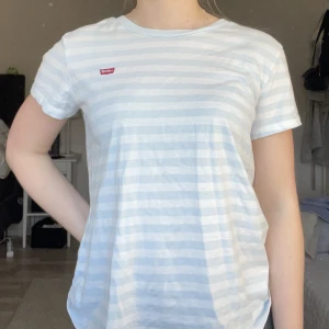 Randig t-shirt från Levi’s - Somrig t-shirt med så mjuk material! Har använt den vid kanske max 5 tillfällen så den är i bra skick! Den är i storlek M men skulle säga att den mer är som en S! Nypris: 269 kr