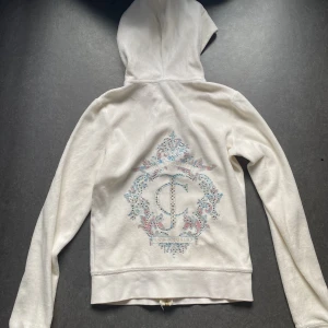Juicy Couture hoodie - Jättesöt hoodie från Juicy Couture🌟 Med rhinestones på baksidan Sitter tajt Tryck på köp nu!!