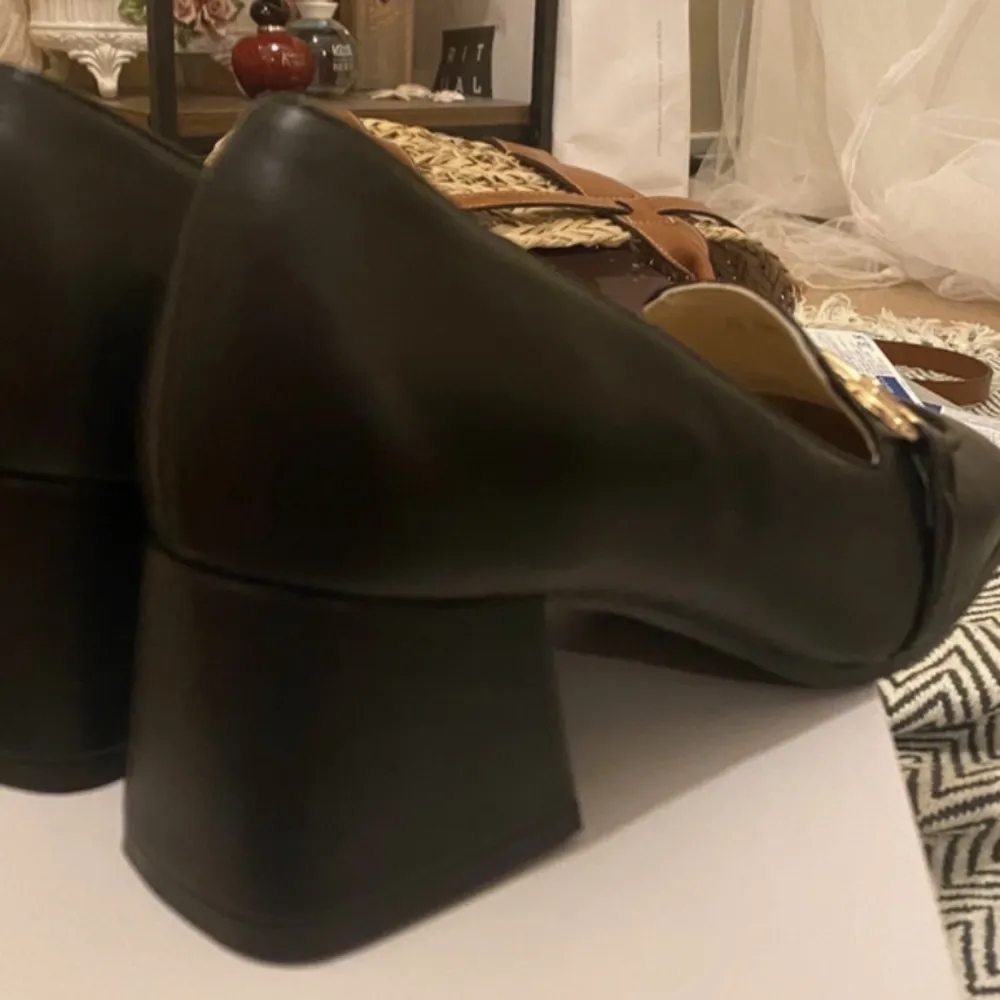 Säljer HELT NYA- OANVÄNDA svarta pumps. Skornas klack är block heel som är cirka 5cm.  Eftersom de är helt nya följer deras helt oskadade, original skolåda med, tillsammans med fint skyddspapper som kom tillsammans med skorna. Mycket lätta och bekväma 😊. Skor.