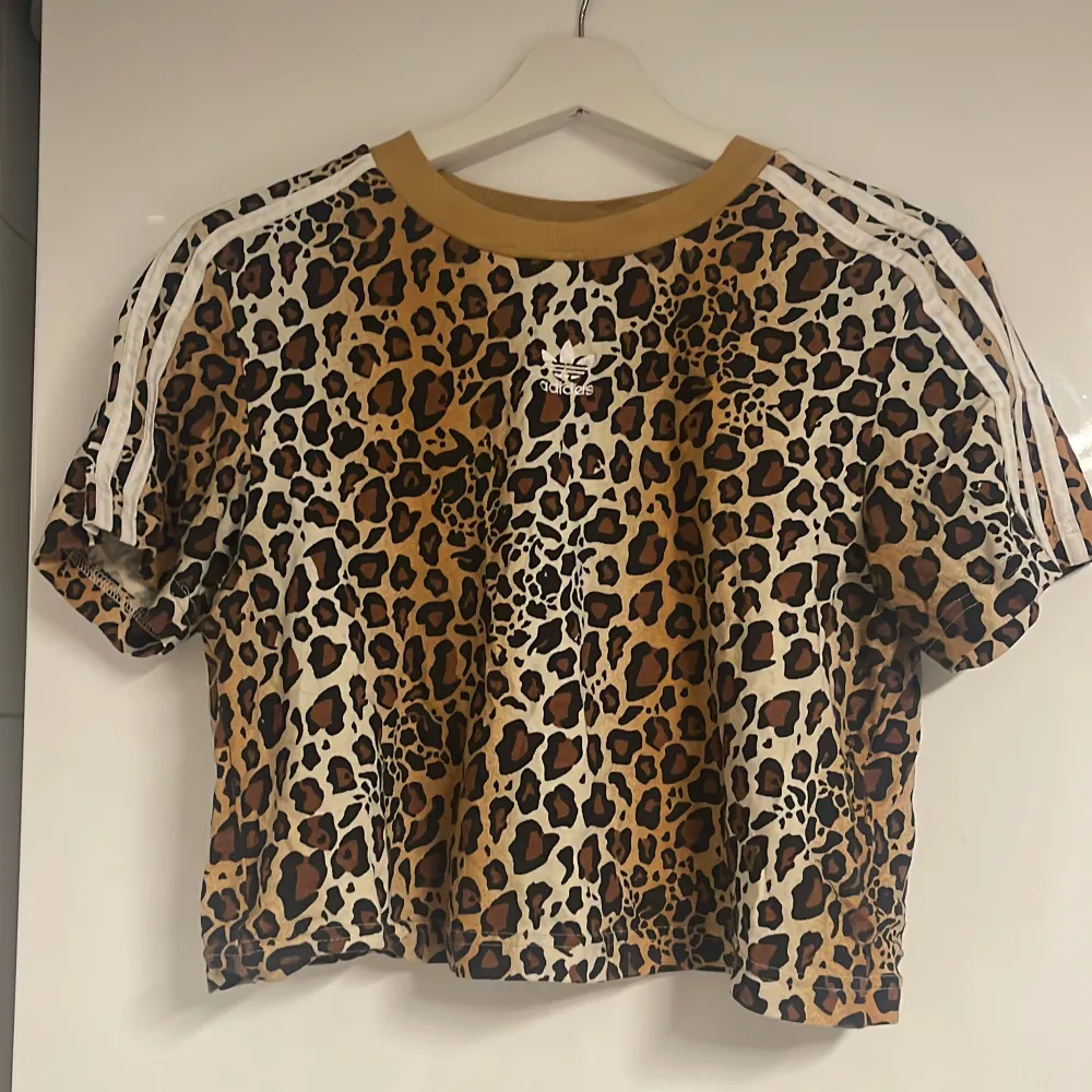 T-shirt i leopard mönster från Adidas. Strl 38. Nyskick :)   Ps. Lite croppad skulle jag säga.. T-shirts.