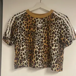 T-shirt i leopard mönster från Adidas. Strl 38. Nyskick :)   Ps. Lite croppad skulle jag säga.