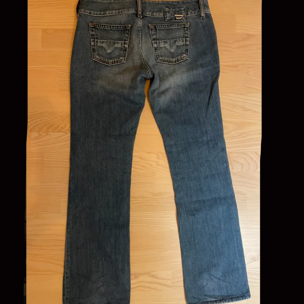 Säljer dessa sjukt snygga diesel jeans då dem tyvärr blivit försmå, dem är i perfekt skick och har inga defekter Dem är i storlek w28. Jag är 155 men dem är alldeles för långa på mig💕Kom privat för mer info💕. Jeans & Byxor.