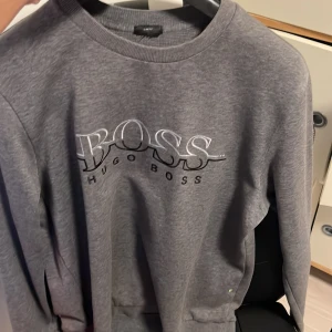 Hugo boss tjock tröja - 10/10 skick hugoboss tjock tröja, riktigt snygg till vit skjorta. skriv till mig vid frågor, priset är ej hugget i sten