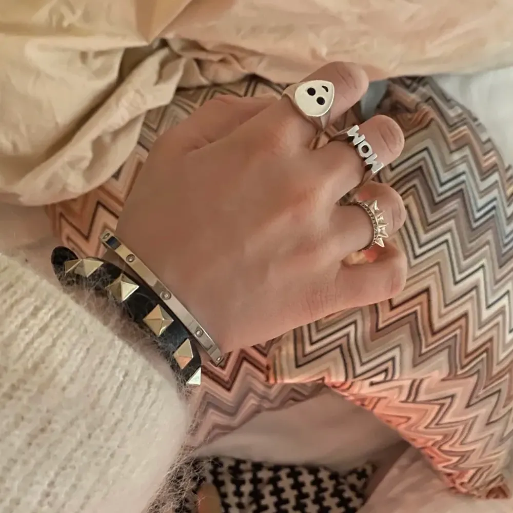 Valentino armband som självklart är äkta i bra skick, säljer då den tyvärr inte kommer till så mycket användning❤️tillkommer box och extra nitar❤️Nypris är 3000 och säljer för 2000❤️. Accessoarer.