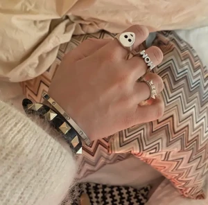 Valentino armband  - Valentino armband som självklart är äkta i bra skick, säljer då den tyvärr inte kommer till så mycket användning❤️tillkommer box och extra nitar❤️Nypris är 3000 och säljer för 2000❤️