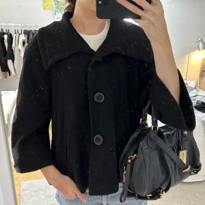 Svart Trekvartsärmad kappa ull - Assnygg Trekvartsärmad kappa i 80% ull! Sparsamt använd så fint skick!❤️