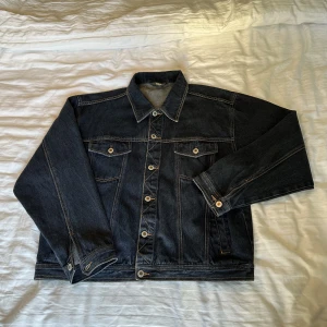 Jeans jacka - Mörkblå jeans jacka i bra skick.  Boxy fit.  Storlek L.  Jag är 180cm 72kg. 