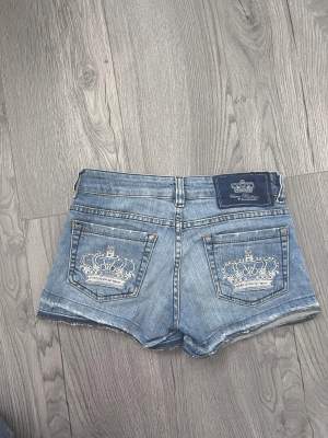 Ett par helt oandvända viktoria Beckham shorts som jag inte haft tillfälle för att andvända, jag köpte shortsen på Zalando för 600kr,  shortsen äe i storlek 28/xs s. Superbra skick och superfina💕