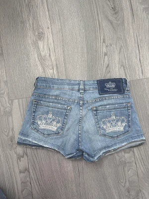 Victoria Beckham shorts  - Ett par helt oandvända viktoria Beckham shorts som jag inte haft tillfälle för att andvända, jag köpte shortsen på Zalando för 600kr,  shortsen äe i storlek 28/xs s. Superbra skick och superfina💕