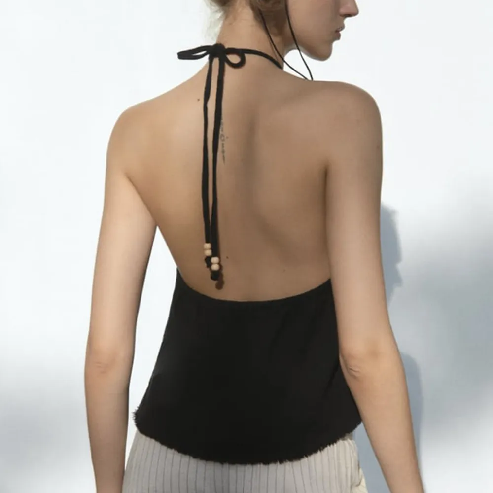 Jättefin svart topp från Zara som man knyter i nacken! Aldrig använd då den var för stor för mig. Säljs inte längre 🎀🎀. T-shirts.