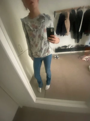 Blommig tröja!! - Så söt blommig tröja!!💞  Kontakta för mer info!!💖