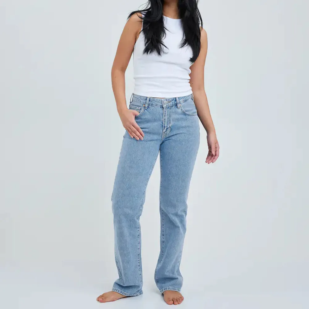 Säljer mina bikbok jeans som aldrig kommer till användning, inga skador och är som nya, skriv privat om ni önskar bilder med de på💓 Pris går att diskutera!🙌🏼. Jeans & Byxor.