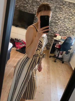 Festlig eller finare byxdress - Säljer min byxdress för att den är lite liten för mig. Jag har använt den endas en gång på en skolavslutning för flera år sedan och sen dess har den bara legat i garderoben