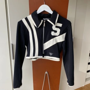 Kofta - Kofta/ tunn jacka med dragkedja, svart och vit