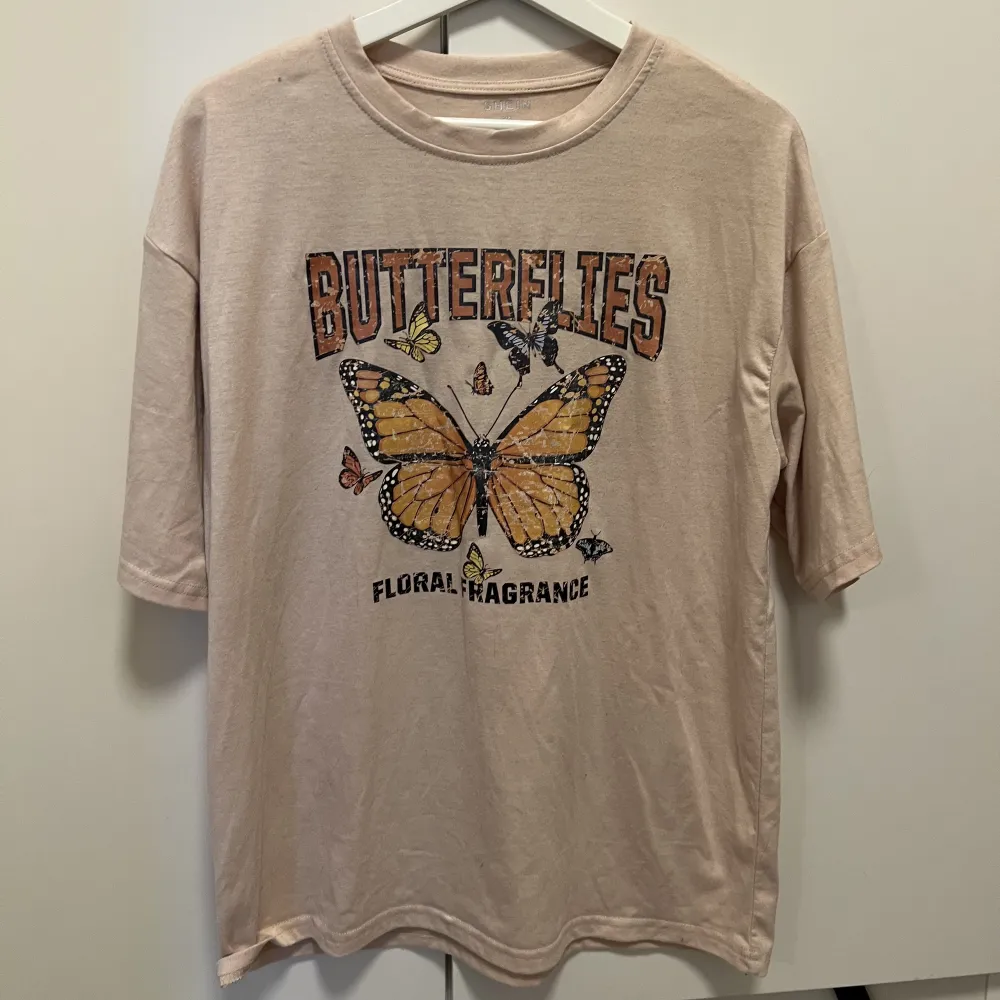 T-shirt med butterfly tryck  Använd få gånger Storlek XS men T-shirten är rätt stor för storleken . T-shirts.