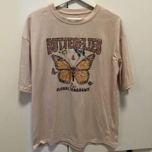 T-shirt med butterfly tryck  Använd få gånger Storlek XS men T-shirten är rätt stor för storleken 