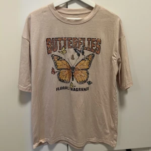 T-shirt med tryck - T-shirt med butterfly tryck  Använd få gånger Storlek XS men T-shirten är rätt stor för storleken 