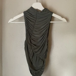 Topp PULL&BEAR - Topp från Pull&Bear  Endast provad. Lappen sitter kvar  Nypris: 239kr