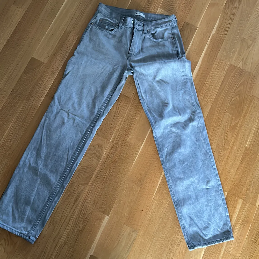 Ett av mina favorit jeans men säljer för dom tyvärr är väldigt stora för mig, det är storlek 36 men skulle säga att det kan passa en liten 38 också . Jeans & Byxor.