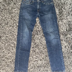 Levis jeans 502 - Säljer dessa snygga jeans för de inte passar mig längre. De är i bra skick med inga hål eller liknande utan endast lite slitna om något då jag haft dem i ett tag. Pris kan diskuteras lite beroende på hur snabbt affären görs. Nypris 1100kr.