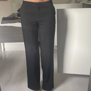 Svarta lågmidjade kostymbyxor - Lågmidjade kostymbyxor, sitter väldigt fint 