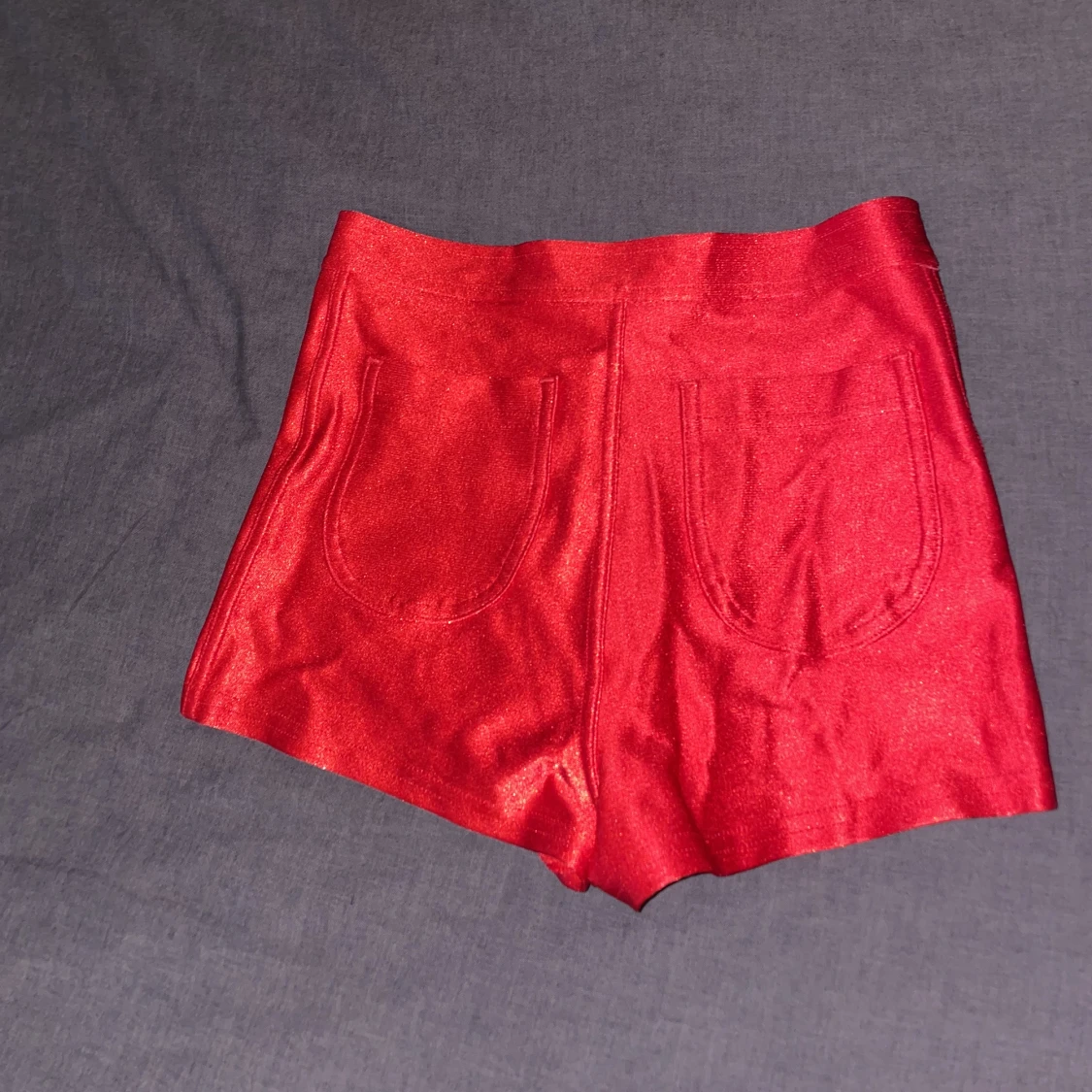 Röda glitteraktiga shorts - 90