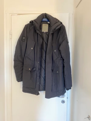 Vinterjacka  - Märket (Jack & Jones). Använd få gånger. Nyskick. Bra till vintern då den är varm. Nypris 2000. Säljer för 900. Priset kan diskuteras. Skriv till mig om ni vill ha fler bilder