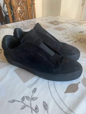 Axel arigato laceless - Axel arigato skor jag köpte här på plick ganska använda av tidigare ägare ca 7/10 skick. Dom föll mig inte helt i smaken som jag tänkt därför säljer jag.