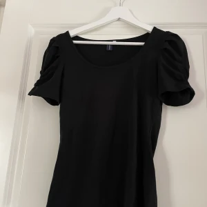 T shirt - Jättefin t shirt med liten puff på axlarna