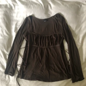 Babydoll långärmad topp S - Långärmad topp i storlek S, från Gina. Dock är tyget väldigt stretchigt så den kan passa större storlekar också. Finns inga bilder på men Dma gärna vid andra frågor eller funderingar. Köparen står för frakt.