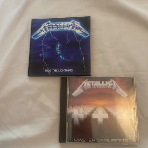 Metallica cd-skivor  - Hej! säljer två metallica Cd-skivor😽 master of puppets = 60kr Ride the lightning = 85kr.  nytt skick, har inte spelats mycket. Kan mötas upp vid linköping, annars står jag inte för frakten. Tryck inte på köp nu!!