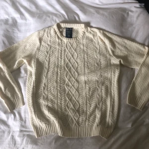 Varmvit kabelstickad tröja L  - Kabelstickad tröja i varmvit färg, storlek L/XL. Gott skick. Finns inga bilder på men Dma gärna vid andra frågor eller funderingar. Köparen står för frakt.