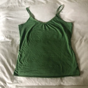 Somrigt linne strl L - Grönt linne med spetsdetaljer storlek L från Lindex. Finns inga bilder på men Dma gärna vid andra frågor eller funderingar. Köparen står för frakt.