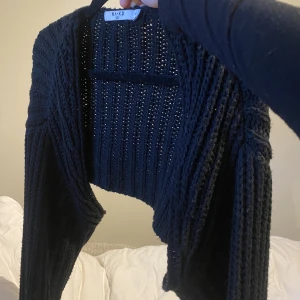 bolero  - Svart stickad bolero ifrån na-kd🩷 sparsamt använd, slutsåld på hemsidan, inga defekter och långa ärmar!! 200+ frakt vid snabb affär!!