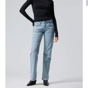 Säljer nu mina älskade Arrow low waist jeans från Weekday då de tyvärr har blivit förstora på mig :(  Ordinarie pris ca 600kr och de är i bra skick, inga defekter alls 💗