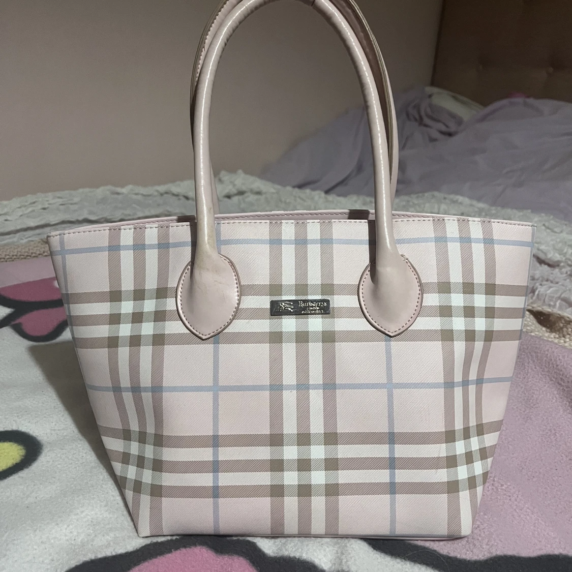 Rosa Burberry väska 