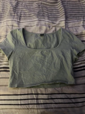 Topp - Mycket ljusare färg i verkligheten Passar xs/s men även m beroende på hur kort man vill ha den.💋🩷