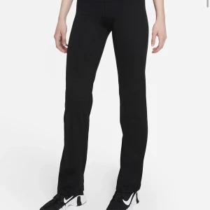 Nike Yoga Pants - Nike yoga pants dam storlek S. Köpta för 650 kr, säljer för 200! Endast använda en gång pga för korta för mig💕Är öppen för ändring av pris vid snabb förhandling. 