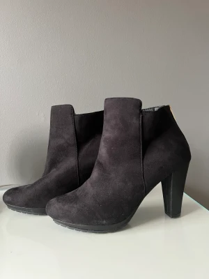 Svarta klackar  - Säljer ett par svarta klackskor, kommer ej ihåg vart dom är ifrån, men det är i super fint skick och i princip aldrig använda!☺️ storlek 40