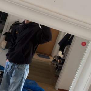 Svart carharrt hoodie med lite baggy fit, org pris 1200