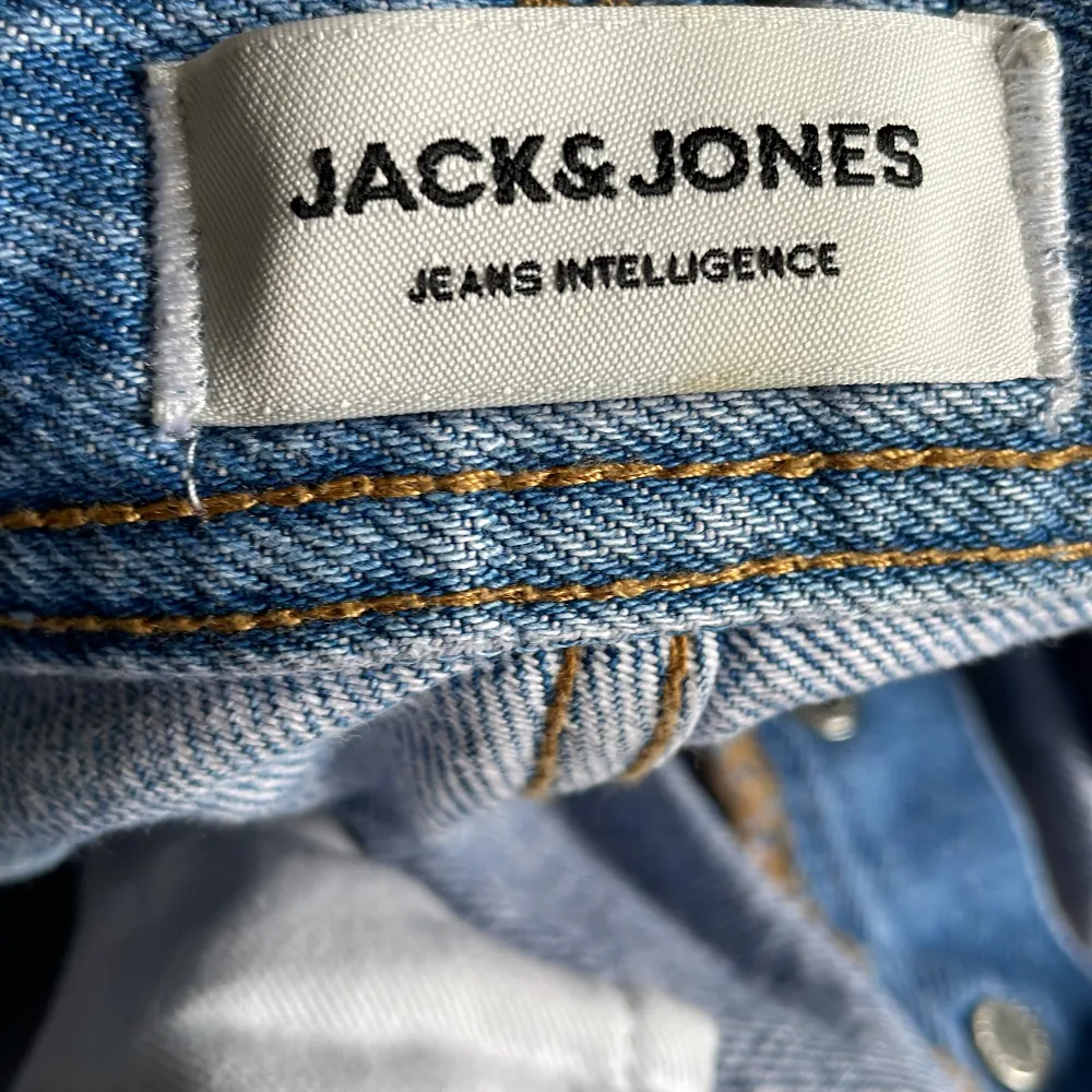 ljusblåa Jack and Jones jeans straight fit Säljer då dem är för små Skick: använda en gång så nyskick Storlek: W32 L34 . Jeans & Byxor.