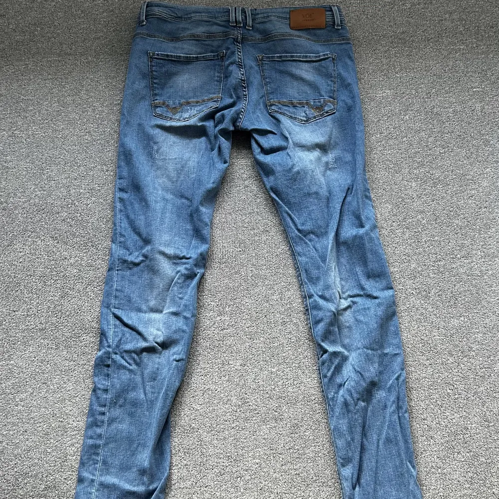 Ett par VOI LONDON jeans som ej används eller har används pga av att de var för stora. Jeansen är i väldigt bra skicka. Pris kan diskuteras! För mer bilder/videos skriv!. Jeans & Byxor.