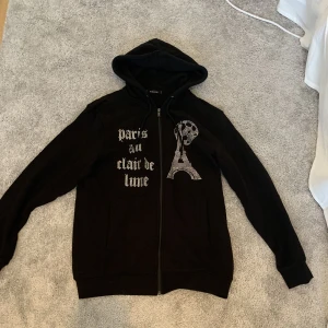 Blinglucid hoodie - Aldrig använd. Size S men sitter som M/L. Skick 11/10. Säljer pga för stor. 