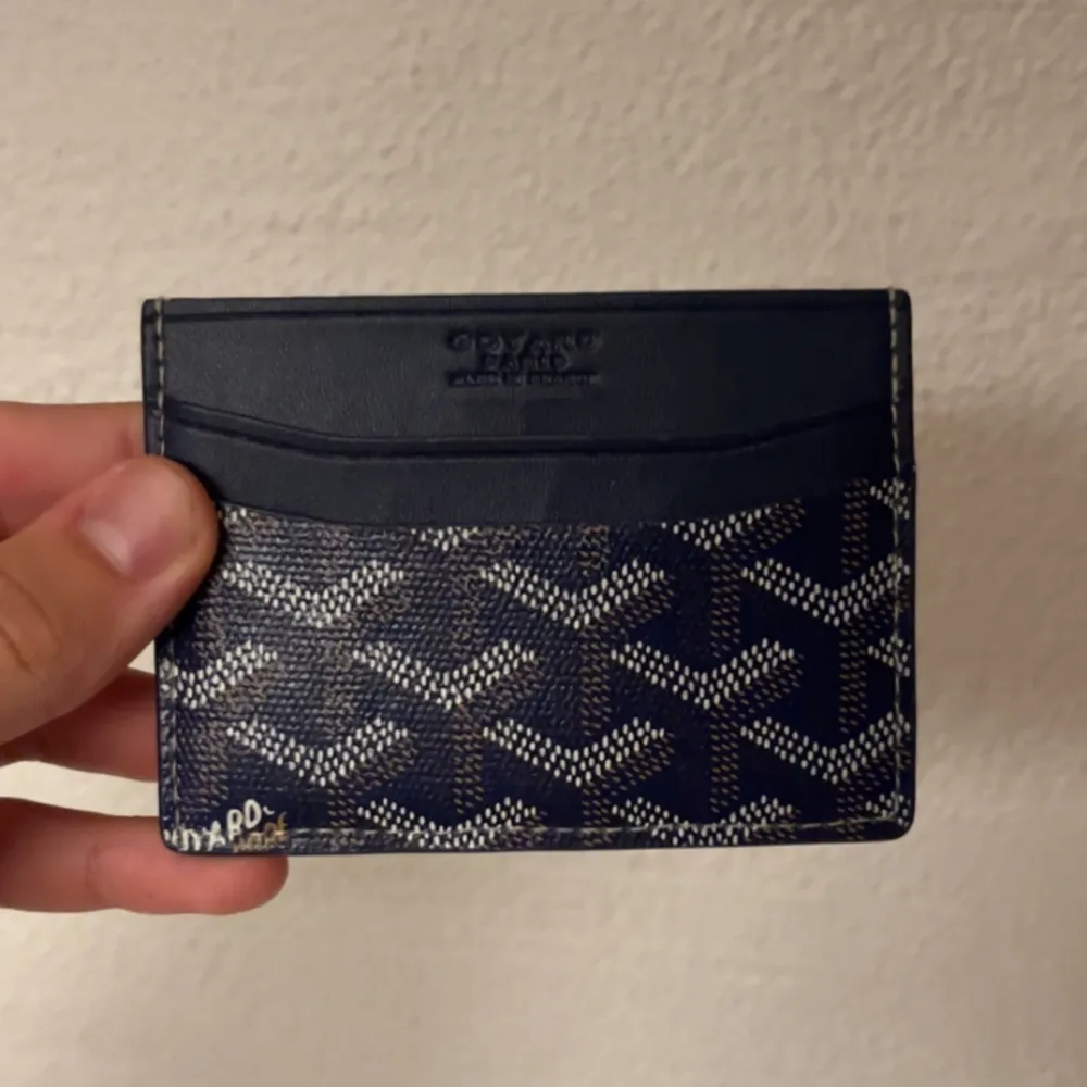 Säljer min goyard plånbok jag ej använder.  Kvitto och box medföljer ej då den är köpt på plick. Accessoarer.