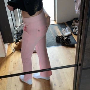 Juicy byxor  - Helt par nya juicy byxor använda 2-3 gånger hemma. Säljer för jag känner dom ej passar mig så bra och ångrar köp då jag nästan har likadana. Jätte bra skick köptes nya för 1100kr. För mer detaljer eller bilder så hör av er.